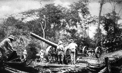 Những khẩu súng được binh sĩ Đức di chuyển ra khỏi đống đổ nát đến vị trí chiến đấu.