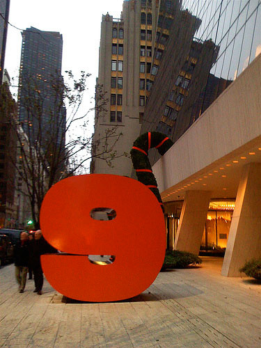 Tại phương Đông, số 9 là con số tốt theo số học vì nó phát âm giống từ “vĩnh cửu” trong tiếng Trung Quốc và tượng trưng cho sự trường thọ.