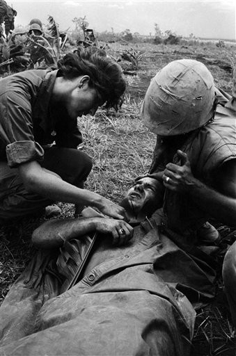 Hình ảnh binh sĩ Mỹ bị thương vong xuất hiện trong khá nhiều bức ảnh của phó nháy AP Henri Huet.