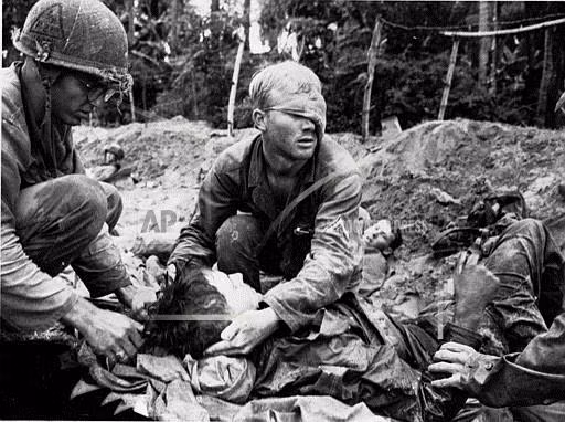 Ảnh chụp cảnh binh sĩ Mỹ bị thương ngày 30/1/1966.