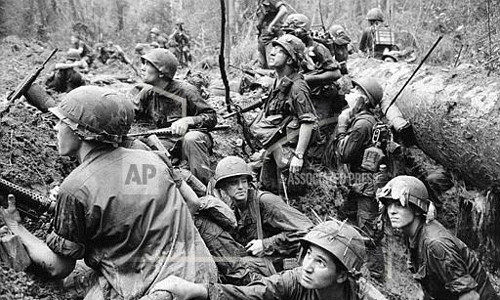 Nhóm lính bộ binh thuộc quân đội Mỹ chiến đấu tại khu vực lầy lội ở Phước Vĩnh, thuộc chiến khu D ngày 15/6/1967.
