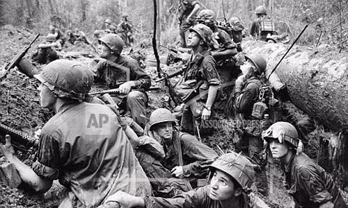 Nhóm lính bộ binh thuộc quân đội Mỹ chiến đấu tại khu vực lầy lội ở Phước Vĩnh, thuộc chiến khu D ngày 15/6/1967.