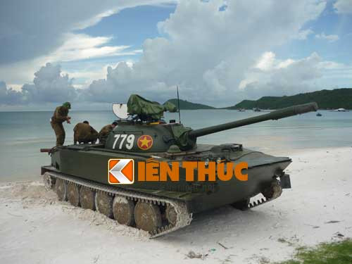 Xe tăng hạng nhẹ Type 63 (Việt Nam gọi là K63-85) do Trung Quốc sản xuất. Phần thân xe khá giống với PT-76 của Liên Xô nhưng dùng kiểu tháp pháo khác với pháo lớn hơn - 85mm.