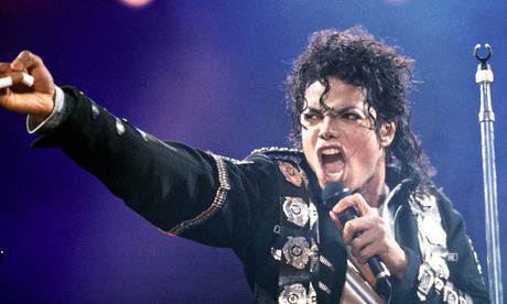 Ông hoàng nhạc pop Michael Jackson thường đeo một chiếc băng đen ở tay để nhắc bản thân nhớ tới những trẻ em còn chịu nhiều thiệt thòi trên khắp thế giới.