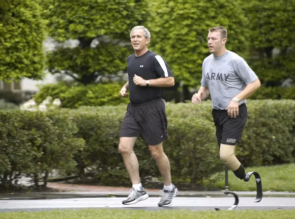 Tổng thống George W. Bush từng tiết lộ bí quyết bỏ rượu và thuốc lá để có sức khỏe tốt đó là chạy. Ông đã chạy gần 5 km trong 21 phút mỗi ngày cùng các phụ tá để có thể bỏ rượu hoàn toàn và trở thành mẫu người tích cực luyện tập thể dục.