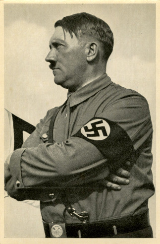 Trùm phát xít Đức quốc xã Hitler xuất hiện trong tư thế đĩnh đạc, nghiêm nghị.