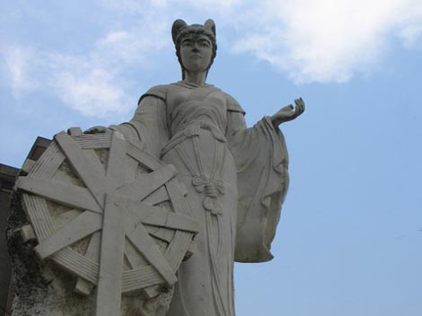 Từ đó, hoàng hậu Luy Tổ nghiên cứu cách trồng dâu, nuôi tằm và dệt lụa. Sau đó, bà hoàng đã dạy người dân ở Xiling các kỹ năng trên.