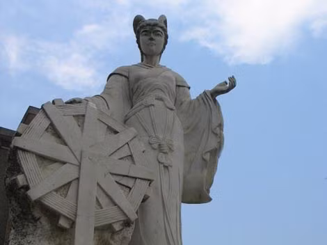 Từ đó, hoàng hậu Luy Tổ nghiên cứu cách trồng dâu, nuôi tằm và dệt lụa. Sau đó, bà hoàng đã dạy người dân ở Xiling các kỹ năng trên.