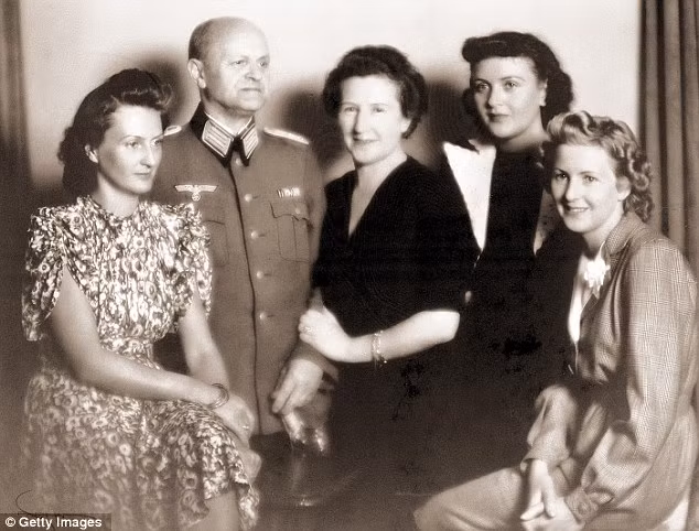 Ảnh chụp gia đình Eva Braun bao gồm cha mẹ Friedrich "Fritz" và Franziska (ở giữa), chị gái Ilse (bên trái) và em gái Margarethe 'Gretl' (thứ hai từ phải sang) năm 1940.