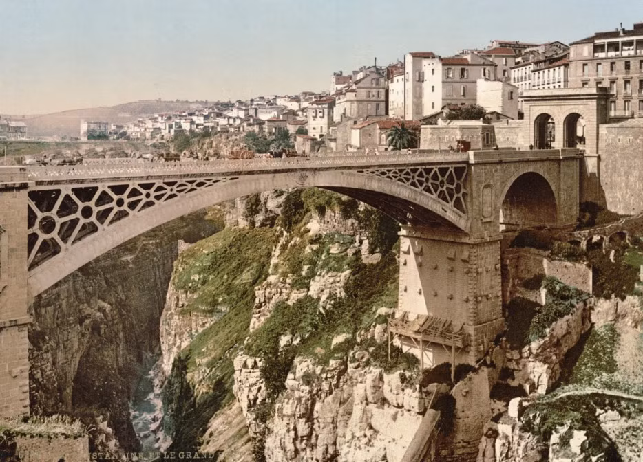 Cầu bắc ngang hẻm núi sâu thuộc thành phố cổ Constantine, Algeria.