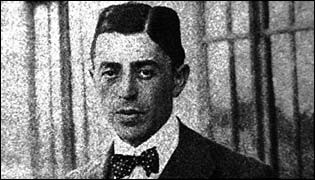 Được nhiều người mệnh danh là “Quý ông gián điệp”, Sidney Reilly là một bậc thầy về ngụy trang lừa dối.