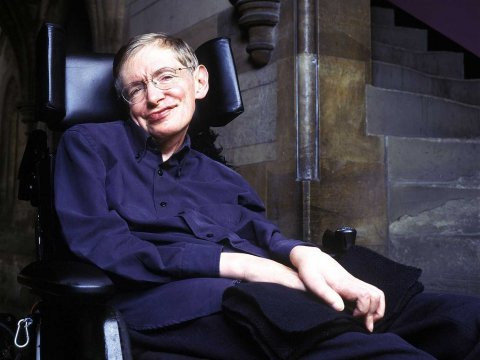 Dù bị bệnh tật hành hạ nhưng Stephen Hawking vẫn lạc quan, yêu đời. Ông từng nói: "Cuộc sống sẽ là bi kịch nếu không có điều gì vui".