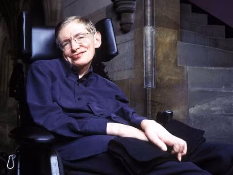 Dù bị bệnh tật hành hạ nhưng Stephen Hawking vẫn lạc quan, yêu đời. Ông từng nói: "Cuộc sống sẽ là bi kịch nếu không có điều gì vui".