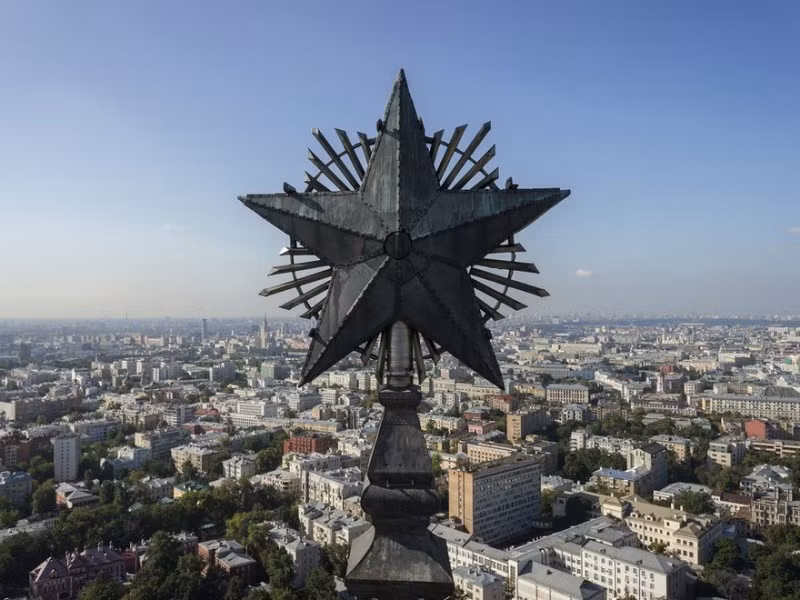 Ngôi sao khổng lồ đứng sừng sững giữa khu dân cư và khu vực hành chính ở Quảng trường Đỏ.