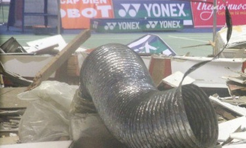 Mảnh vỡ từ trần nhà văng tứ tung. Ảnh: T.P.