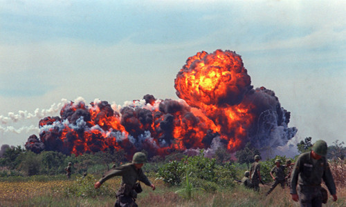 Một quả bom napalm nổ tạo ra quả cầu lửa lớn gần khu vực quân Mỹ tuần tra tại miền Nam Việt Nam năm 1966.