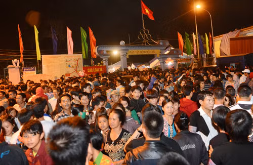 Ngày nay, với phương tiện đi lại thuận lợi nên nhiều bà con dân tộc Mông ở các tỉnh khác và ở bên nước bạn Lào cũng về dự Tết Độc lập. Trong ảnh là đông đảo nhân dân đến đêm hội tại sân vận động trung tâm.