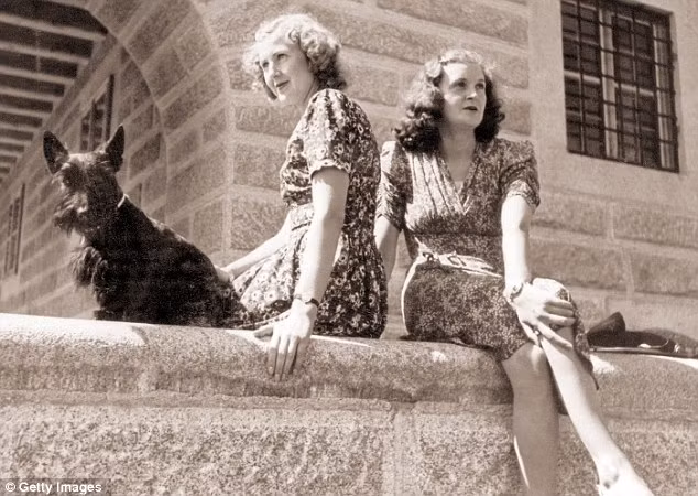 Eva Braun chụp ảnh cùng em gái Margarethe "Gretl" Braun (1915 - 1987) ở Kehlsteinhaus năm 1943.