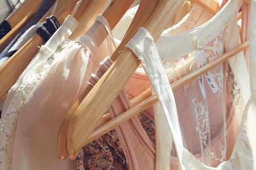 Màu sắc may mắn, hợp vận, nâng cao tài lộc đối với người sinh ngày 24/9 là màu kem, trắng và hồng.