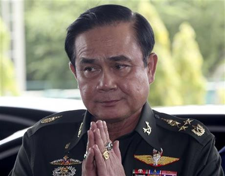 Trước đó, vào tuần trước, Thủ tướng Prayuth Chan-ocha đã yêu cầu một người dội nước thánh lên người ông từ đầu đến chân để giải trừ "lời nguyền" của kẻ thù.