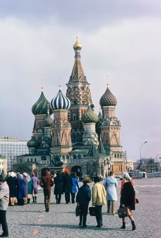 Người dân Liên Xô bao gồm cả người lớn lẫn trẻ em tụ tập nói chuyện, cùng nhau đi dạo chơi...