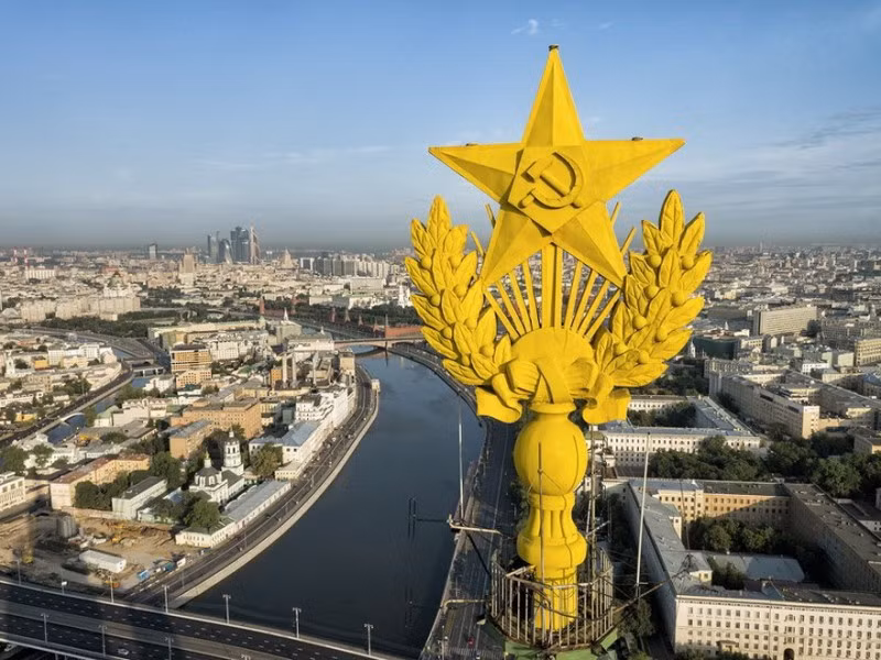 Ngôi sao màu vàng tại Kotelnicheskaya cao 176m.