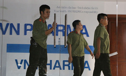 Lực lượng an ninh đang làm nhiệm vụ khám xét tại trụ sở công ty VN Pharma trên đường 3/2 p 14. Quận 10, tp HCM.