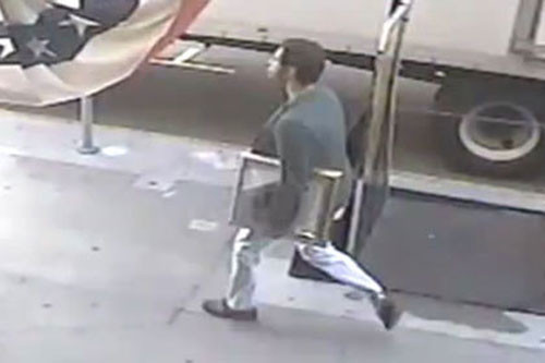 Hình ảnh từ camera an ninh của bảo tàng Isabella Stewart Gardner cho thấy tên trộm ung dung mang những bức tranh "cuỗm" được ra khỏi bảo tàng.