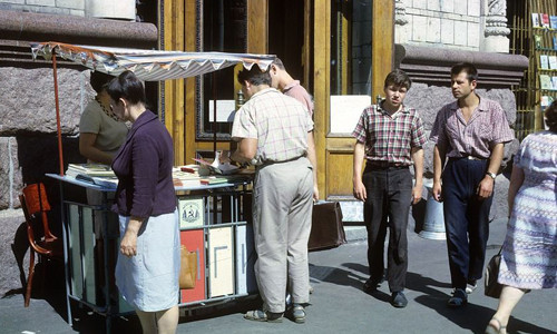 Quầy bán sách nhỏ ở phố Sverdlov.