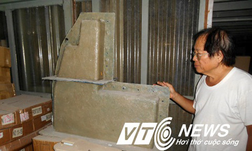 Nhà khoa học Phan Bội Trân bên khuôn mẫu chiếc tàu du lịch mini.