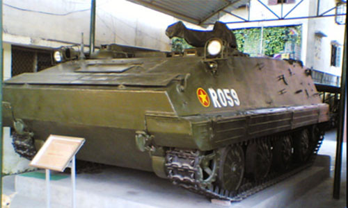 Xe thiết giáp K-63 lắp bánh tỳ và xích xe PT-76.