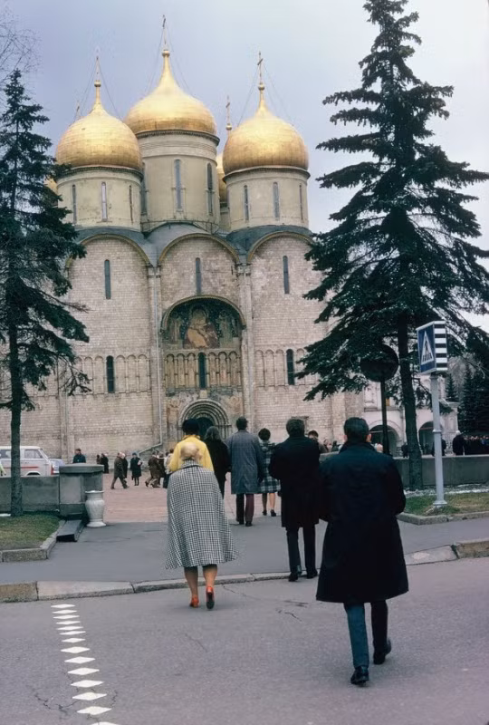 Người dân Liên Xô đi bộ thoải mái trên đường.