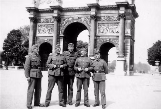 Một nhóm binh sĩ phát xít Đức chụp ảnh tại Khải hoàn môn Carrousel (Arc de Triomphe du Carrousel) năm 1940.