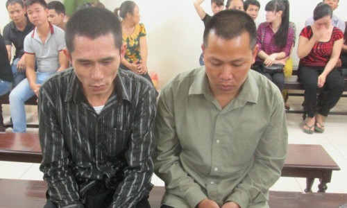 Bị cáo Nguyễn Đăng Thủy (bên trái), Quát Văn Hạnh (bên phải).