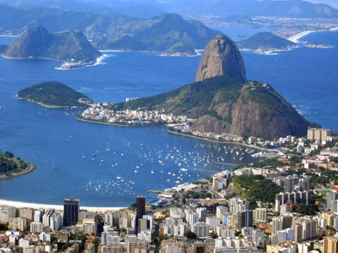 Thành phố ven biển Rio de Janeiro, Brazil nổi tiếng với vẻ đẹp tự nhiên của cao nguyên Brazil và vịnh Guanabara cùng vẻ đẹp hiện đại của những tòa nhà chọc trời cao chót vót nằm rải khắp khu vực.