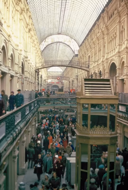 Ảnh chụp một khu vực sầm uất ở Liên Xô luôn tấp nập người qua lại.