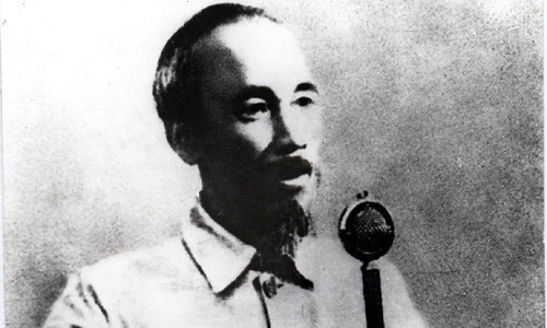 Chủ tịch Hồ Chí Minh đọc Tuyên ngôn Độc lập ngày 2/9/1945 tại Quảng trường Ba Đình, khai sinh nước Việt Nam Dân chủ Cộng hòa. Ảnh tư liệu.