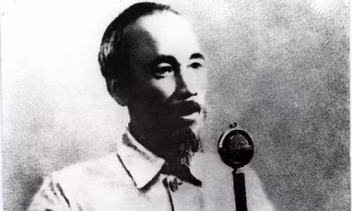 Chủ tịch Hồ Chí Minh đọc Tuyên ngôn Độc lập ngày 2/9/1945 tại Quảng trường Ba Đình, khai sinh nước Việt Nam Dân chủ Cộng hòa. Ảnh tư liệu.