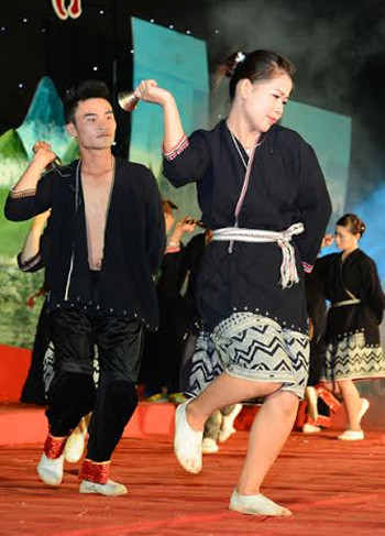 Đồng bào Dao múa hát điệu múa truyền thống.