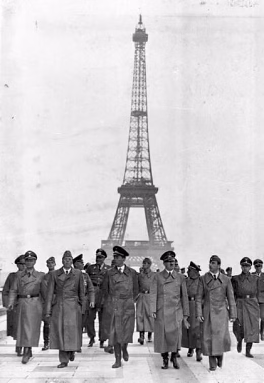 Hitler cùng các tướng lĩnh cấp cao của quân đội ở tháp Eiffel, Paris ngày 23/6/1940.