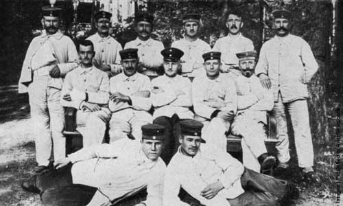 Trùm phát xít Hitler (hàng hai, thứ hai từ phải sang) chụp ảnh cùng đồng đội năm 1918.