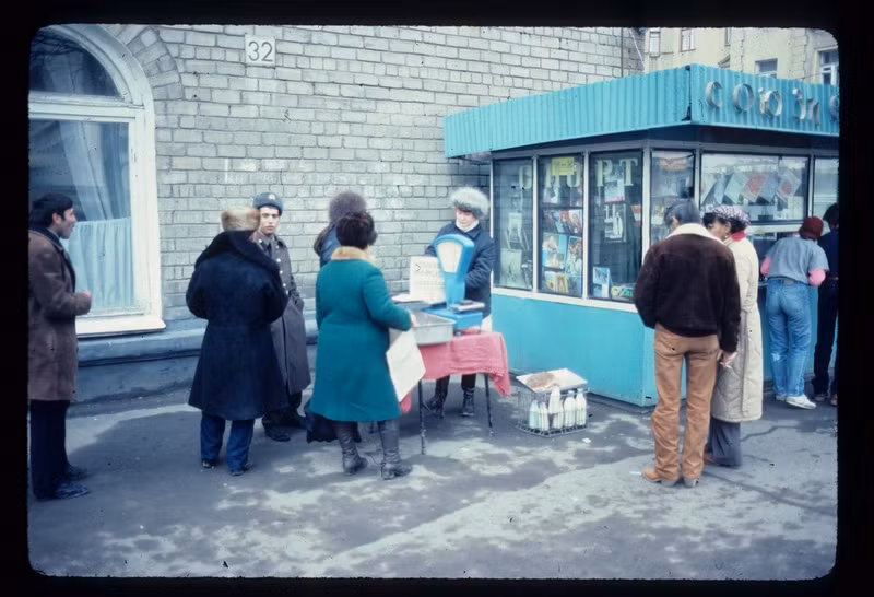 Người dân Donetsk tụ tập bên ngoài một cửa hàng ven đường để mua đồ.