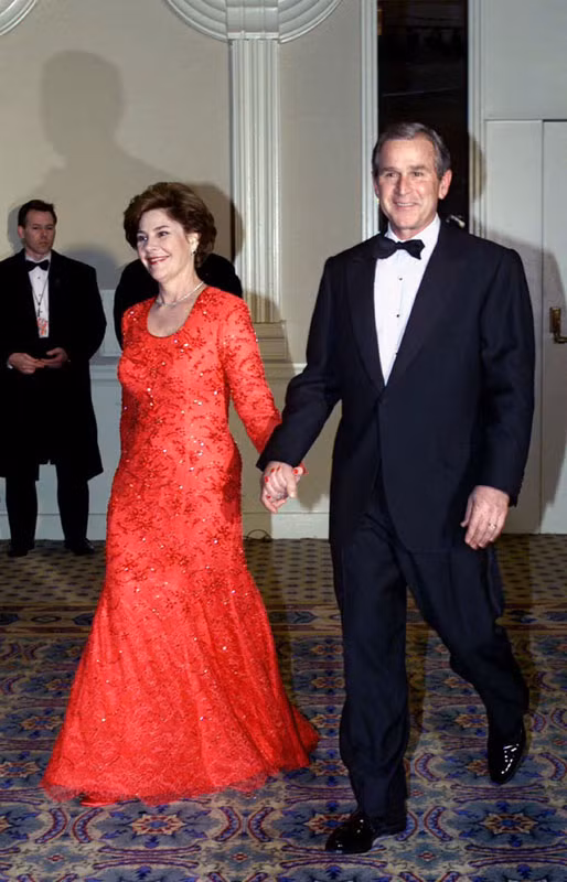 Điều đặc biệt là Tổng thống George W. Bush và vợ cùng tuổi, kết hôn khi 31 tuổi. Họ đã tổ chức một đám cưới nhỏ, với khoảng 75 khách.