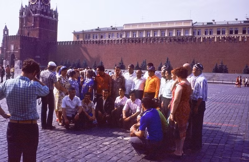 Một nhóm người tụ tập nói chuyện vui vẻ với nhau.