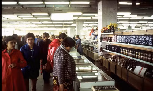 Những bà nội trợ lựa chọn hàng hóa, thực phẩm... ở khu mua sắm.