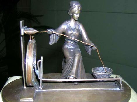 Sau khi lấy Hoàng Đế, hoàng hậu Luy Tổ đã truyền dạy những kinh nghiệm trồng dâu, nuôi tằm cho người dân Trung Quốc thuở khai thiên lập địa.