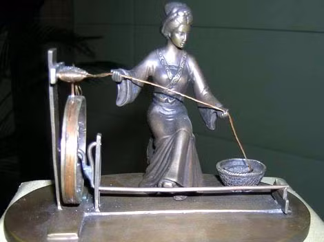 Sau khi lấy Hoàng Đế, hoàng hậu Luy Tổ đã truyền dạy những kinh nghiệm trồng dâu, nuôi tằm cho người dân Trung Quốc thuở khai thiên lập địa.