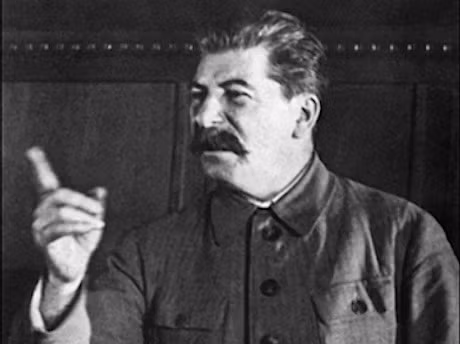 Theo một số tài liệu, Stalin từng đăng ký gia nhập quân đội Nga trong Chiến tranh thế giới 1. Tuy nhiên, do cánh tay trái ngắn hơn so với bên phải nên ông bị từ chối.