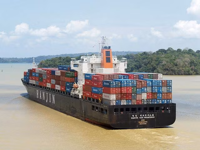 Kênh đào Panama dài 77 km do con người xây dựng đã nối Đại Tây Dương với Thái Bình Dương, giúp cho hàng hải quốc tế ngày càng phát triển. Hàng năm có hơn 14.000 tàu thuyền đi qua kênh đào này.