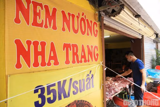 “Từ ngày kinh doanh thịt lợn, hai vợ chồng thường đi sớm về muộn, quần áo lấm lem nhưng giữa lúc khó khăn này có đồng ra đồng vào là tốt lắm rồi”, chị Thành bày tỏ.